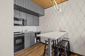 Kamar Deluks, 1 Tempat Tidur King dengan tempat tidur Sofa, balkon, pemandangan samudra | Dapur kecil pribadi | Lemari es kecil, microwave, oven, dan kompor