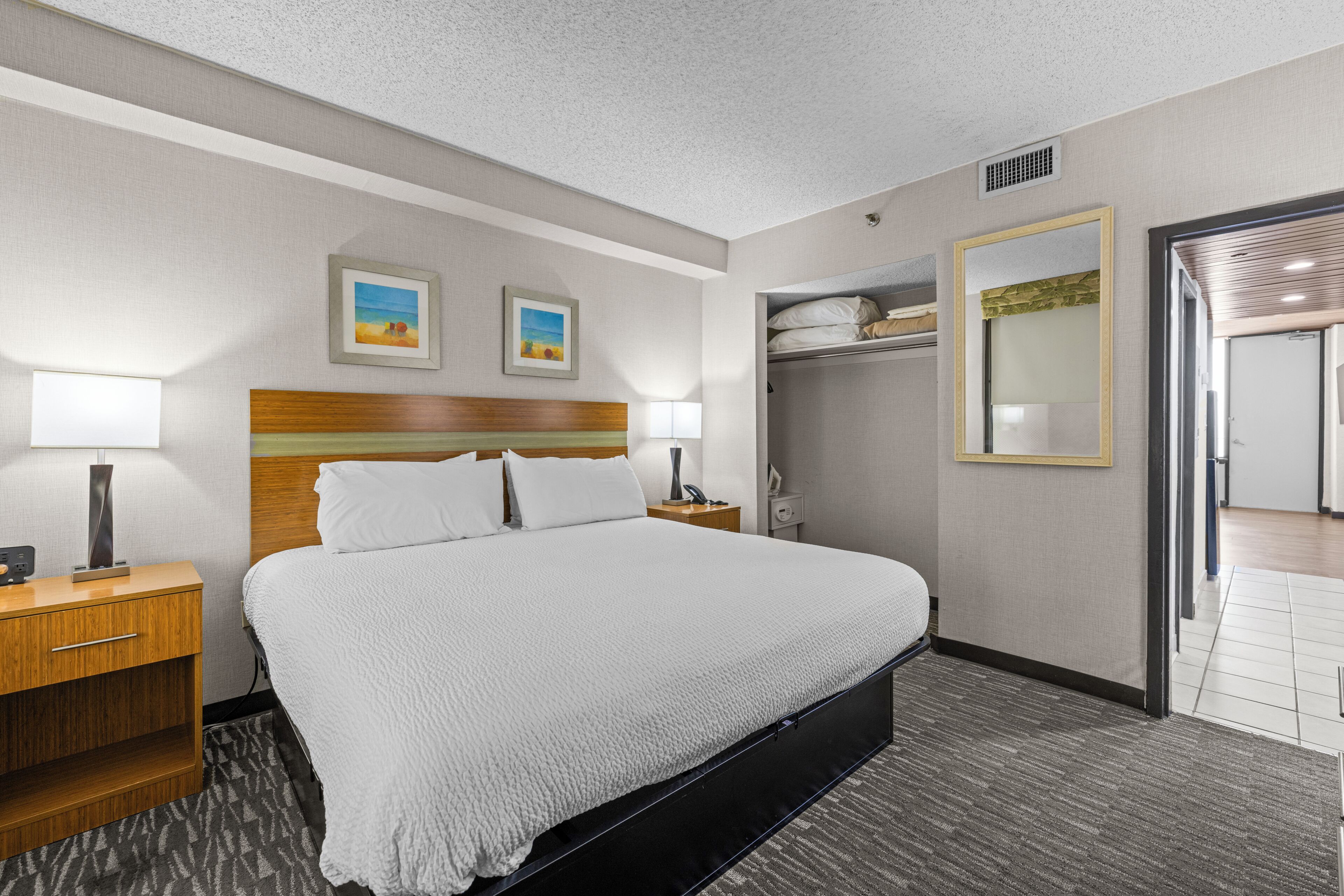 Caja de seguridad en la habitación y espacio para trabajar con laptop 