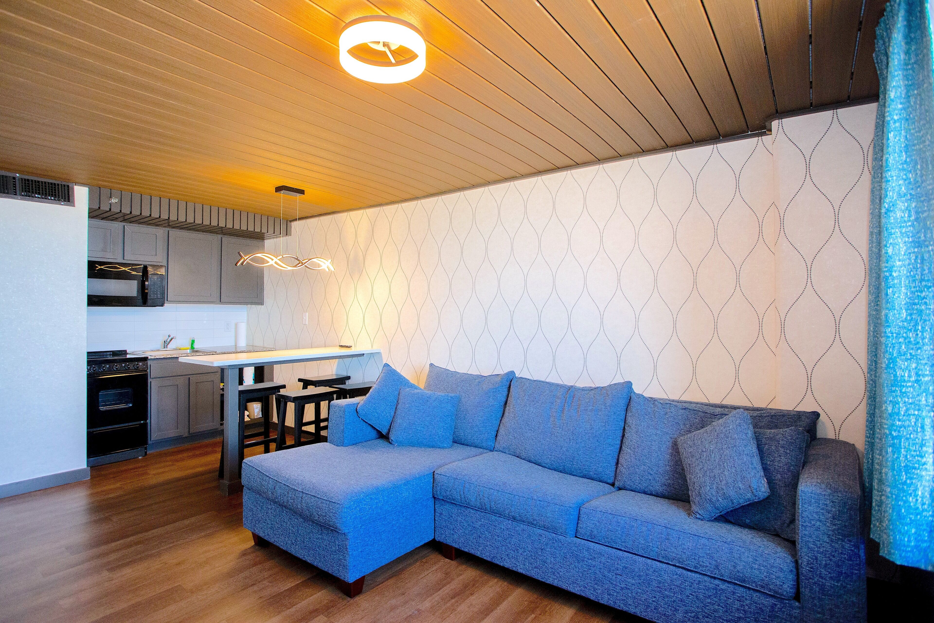 deluxe room, 1 king bed with sofa bed, balcony, ocean view | living area