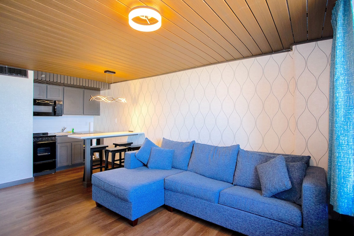 deluxe room, 1 king bed with sofa bed, balcony, ocean view | living area