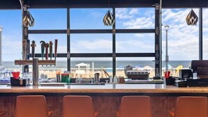 Een bar met uitzicht op het strand en de oceaan.