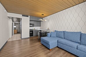Kamar Deluks, 1 Tempat Tidur King dengan tempat tidur Sofa, balkon, pemandangan samudra | Area keluarga
