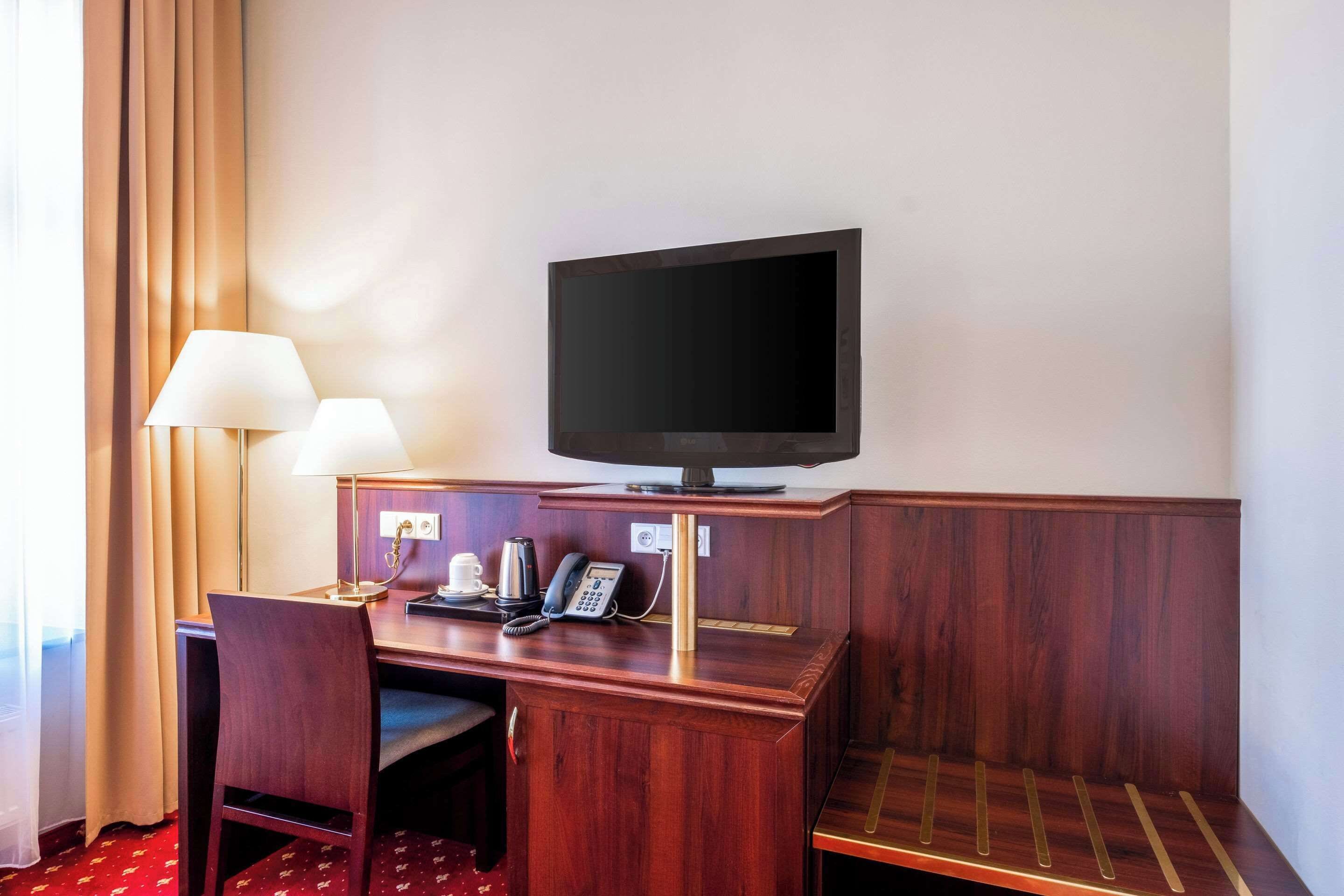 superior double room, 1 double bed, non smoking | hypo-allergenic bedding, in-room safe, desk, blackout curtains