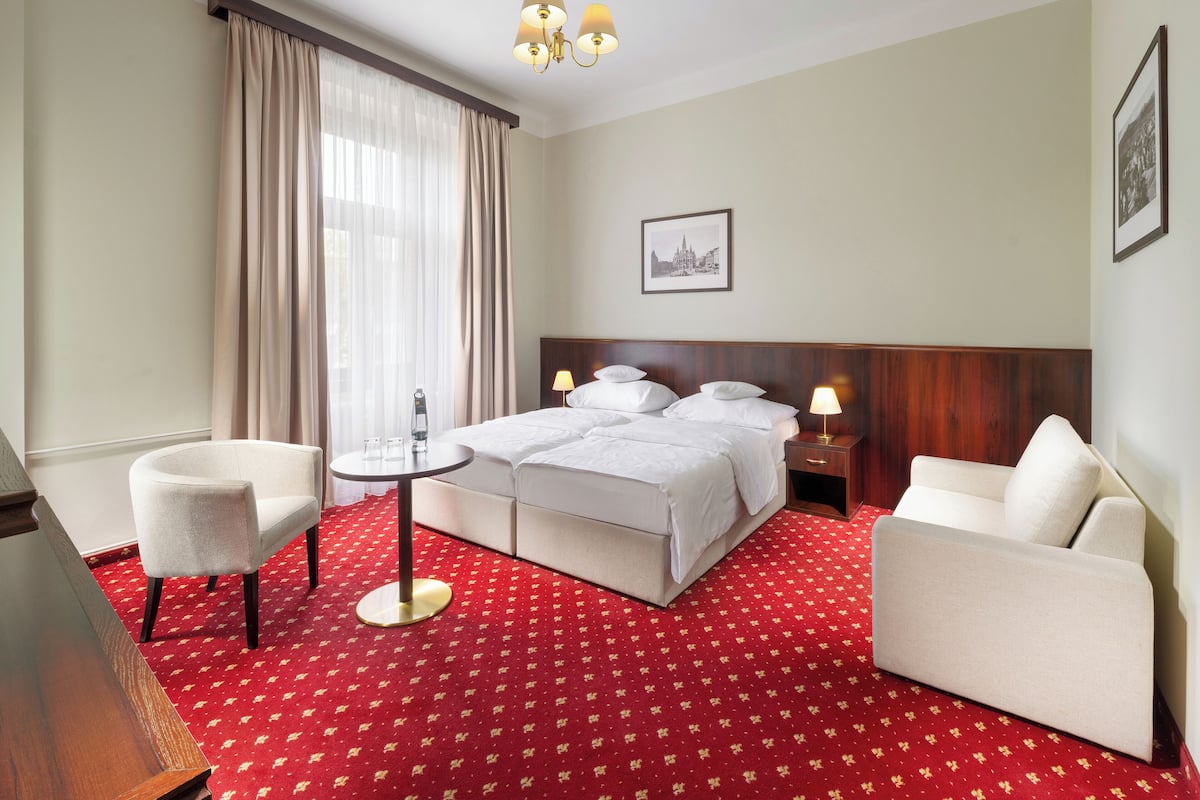 Habitación Deluxe, 1 cama King size, para no fumadores | Ropa de cama hipoalergénica y caja de seguridad en la habitación