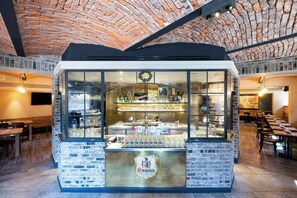 2 restaurantes; se sirven desayunos y cocina internacional