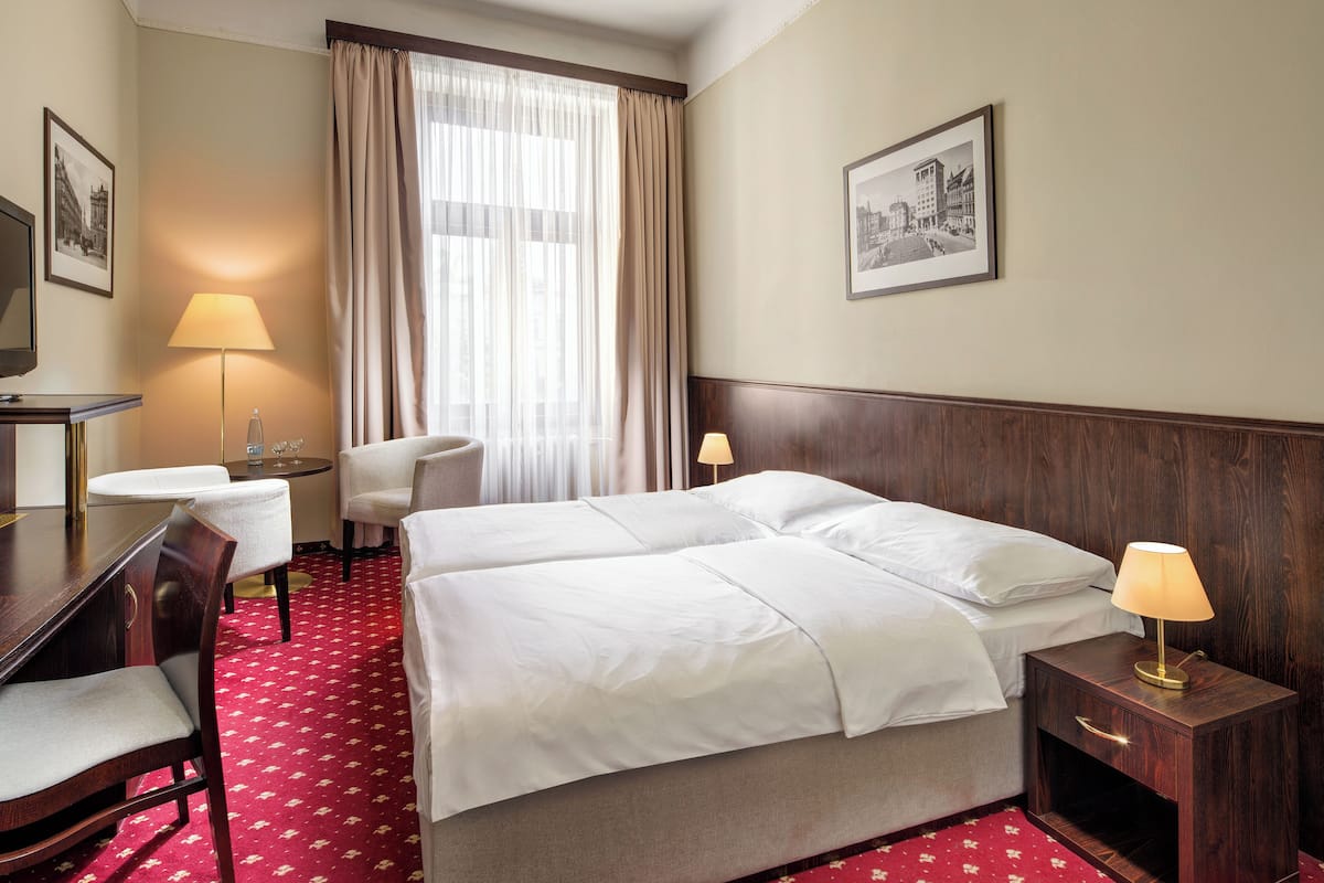 Ropa de cama hipoalergénica y caja de seguridad en la habitación