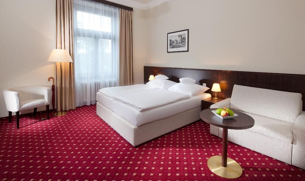 Hypo-allergenic bedding, in-room safe, desk, blackout drapes