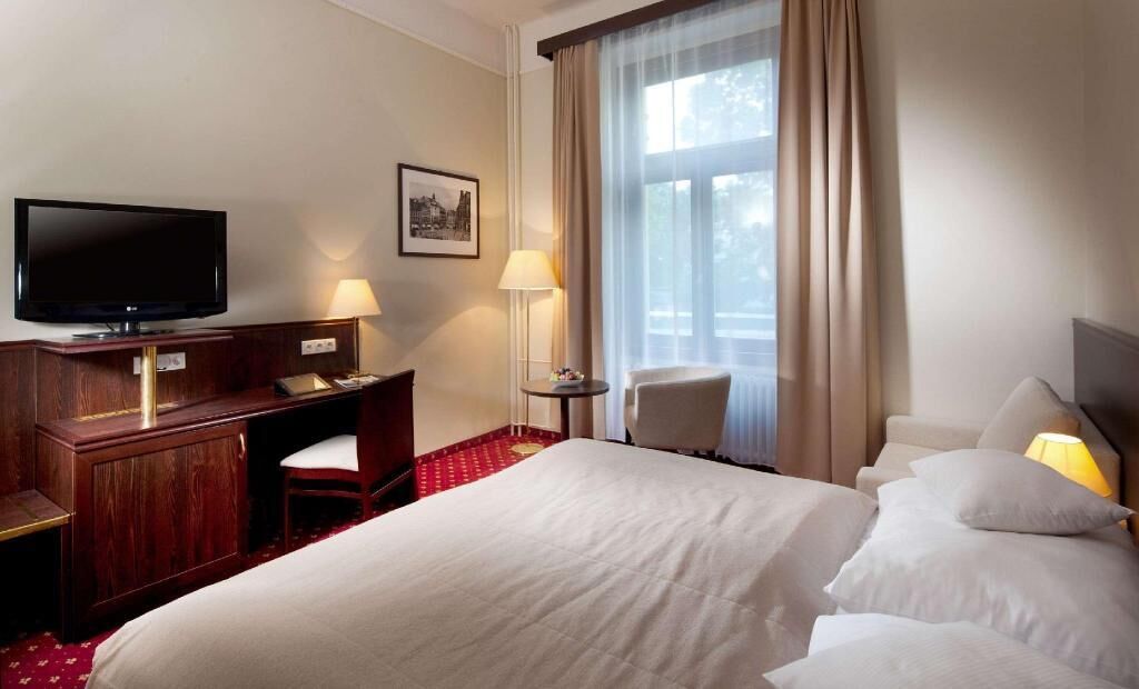 Hypo-allergenic bedding, in-room safe, desk, blackout curtains