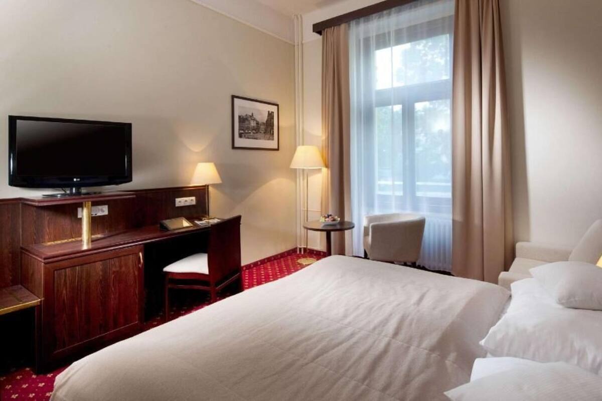 Hypo-allergenic bedding, in-room safe, desk, blackout curtains