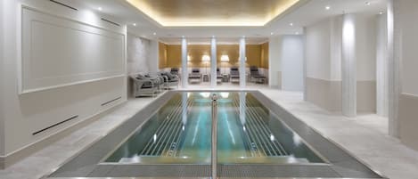 Bañera de hidromasaje cubierta