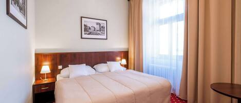 Hypo-allergenic bedding, in-room safe, desk, blackout drapes