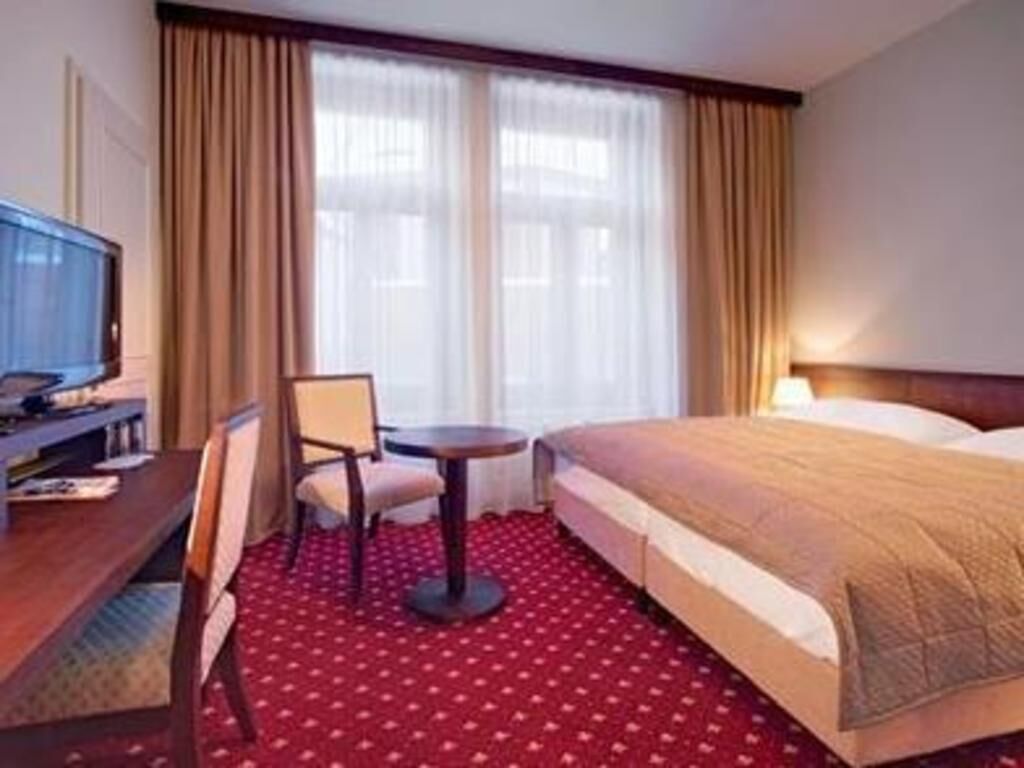 Hypo-allergenic bedding, in-room safe, desk, blackout curtains