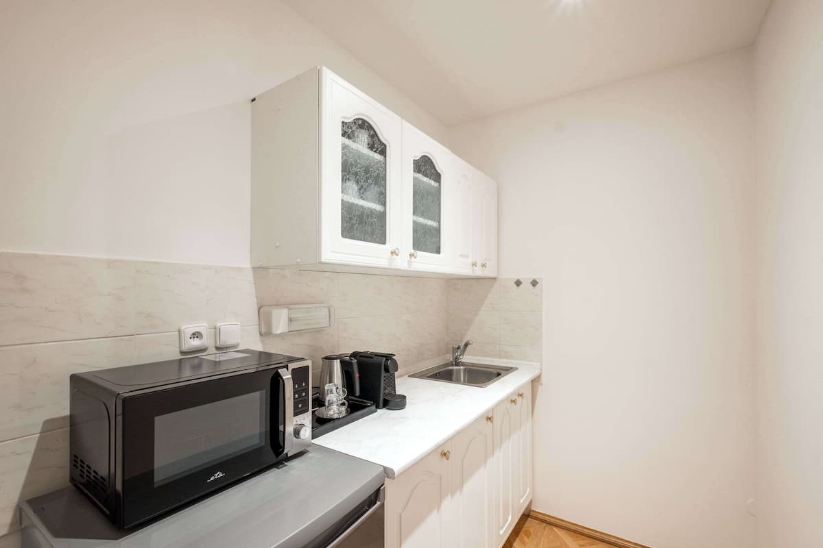 junior suite, 1 double bed, non smoking | hypo-allergenic bedding, in-room safe, desk, blackout curtains