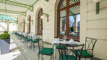 2 restaurants; breakfast served