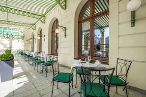 2 restaurants, breakfast served