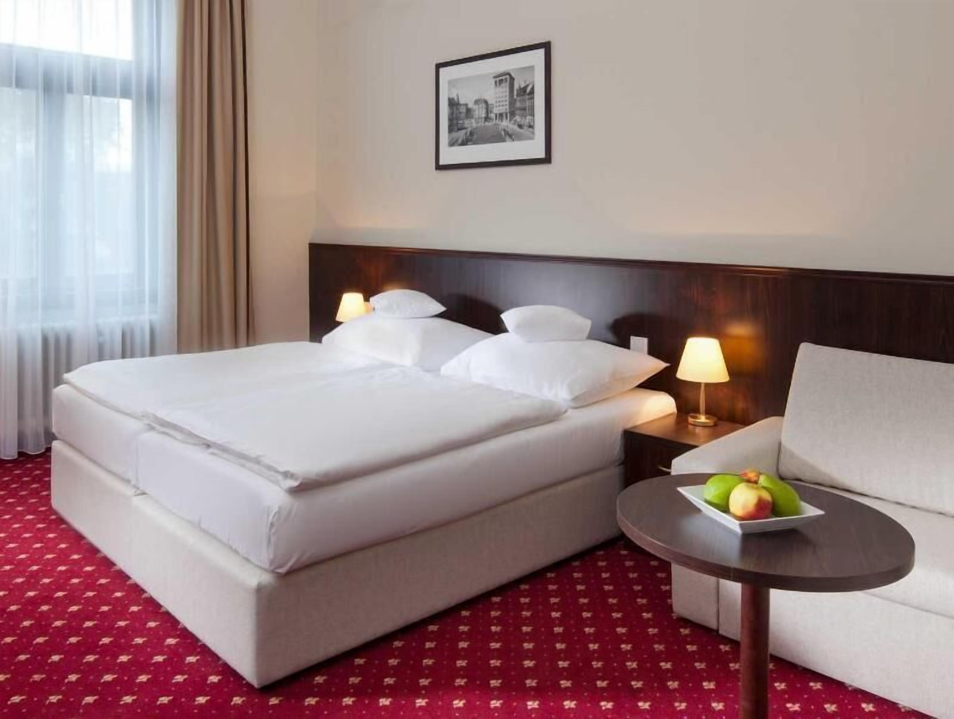 Hypo-allergenic bedding, in-room safe, desk, blackout curtains