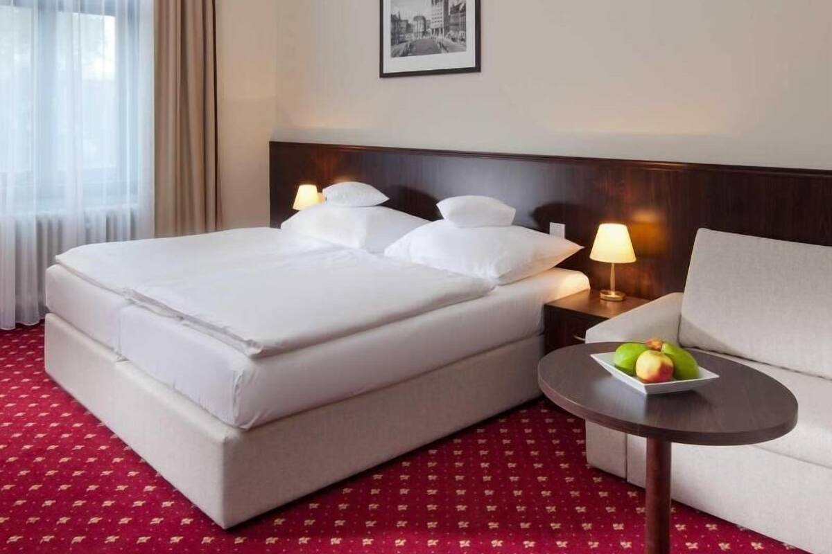 Hypo-allergenic bedding, in-room safe, desk, blackout curtains