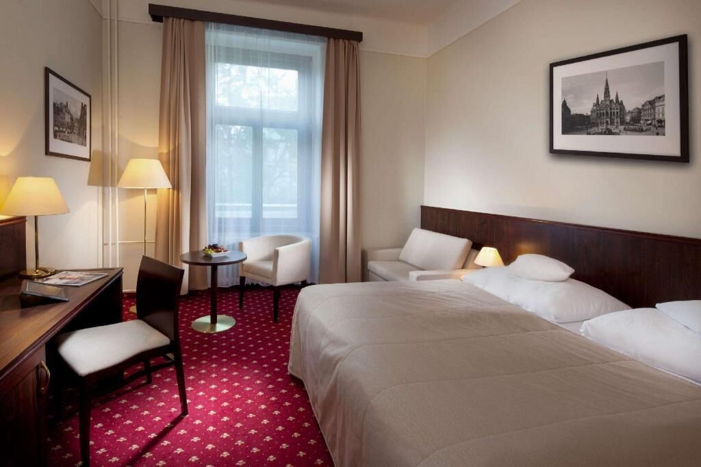 Hypo-allergenic bedding, in-room safe, desk, blackout curtains