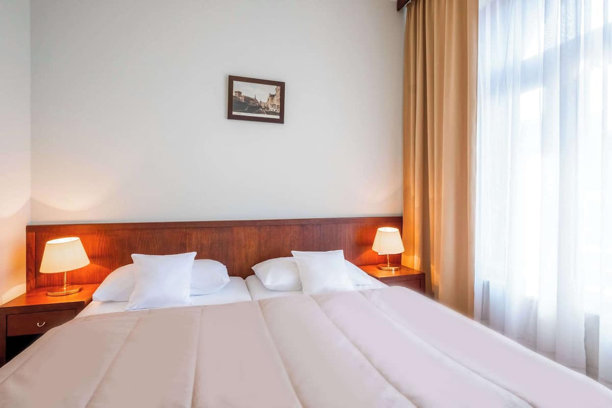 suite, 1 double bed, non smoking | hypo-allergenic bedding, in-room safe, desk, blackout curtains