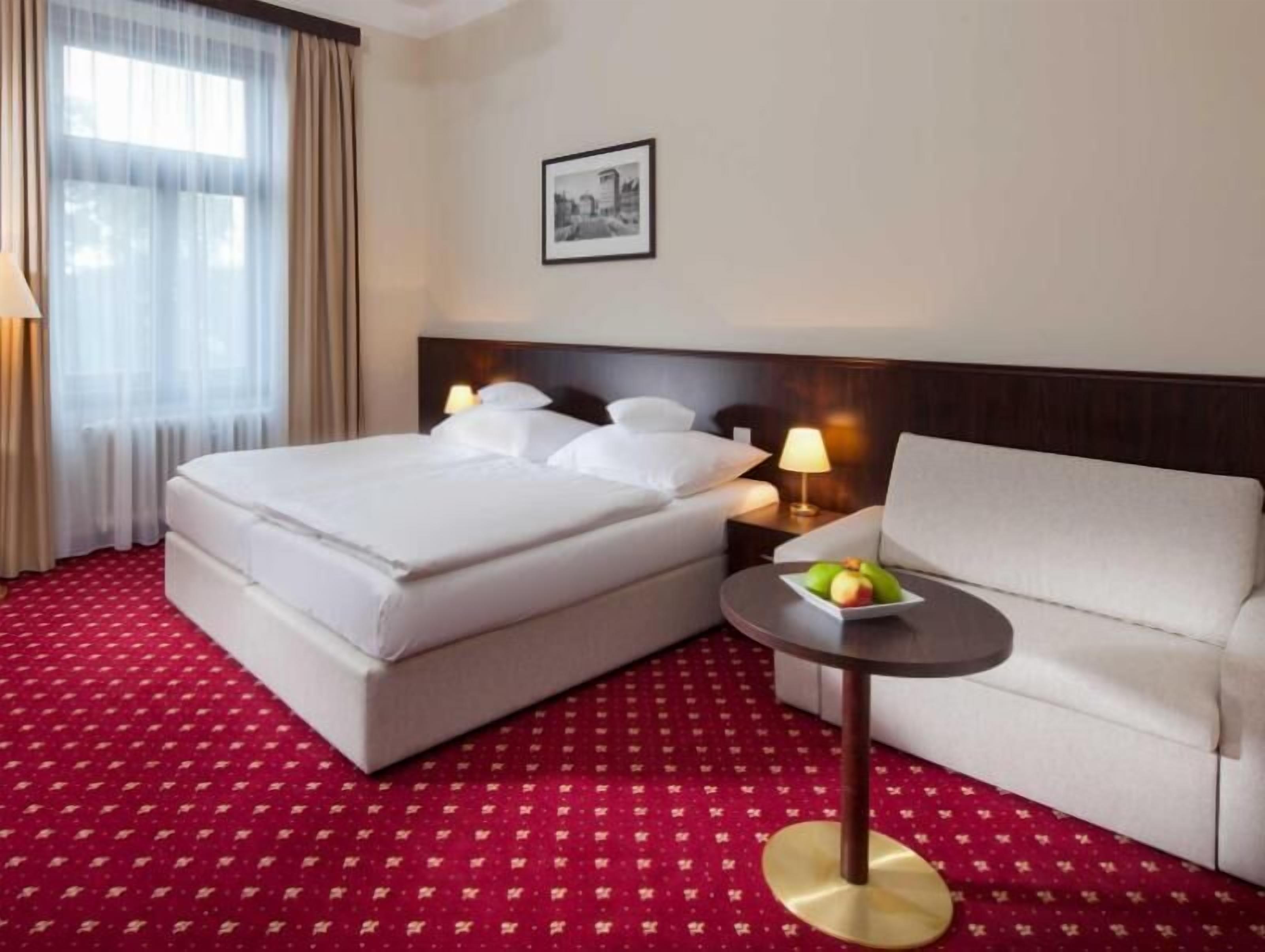 Hypo-allergenic bedding, in-room safe, desk, blackout curtains