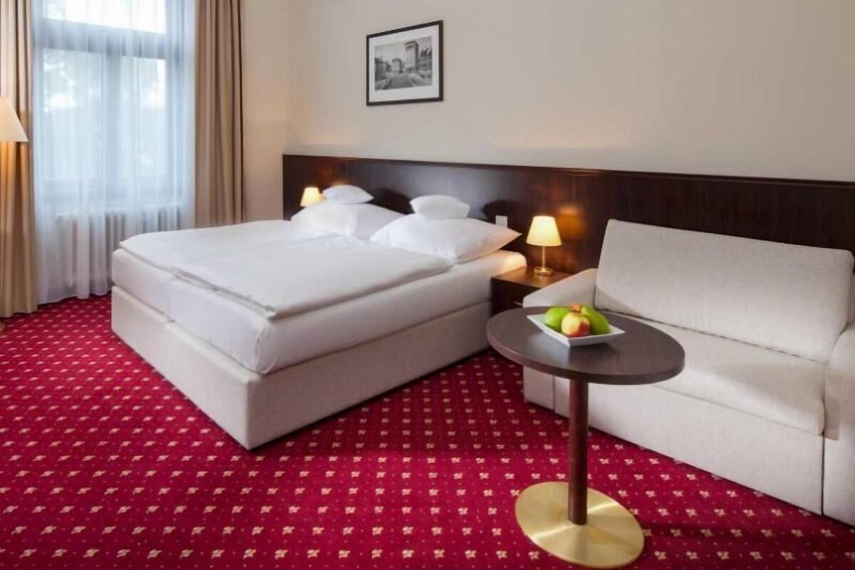 Hypo-allergenic bedding, in-room safe, desk, blackout curtains