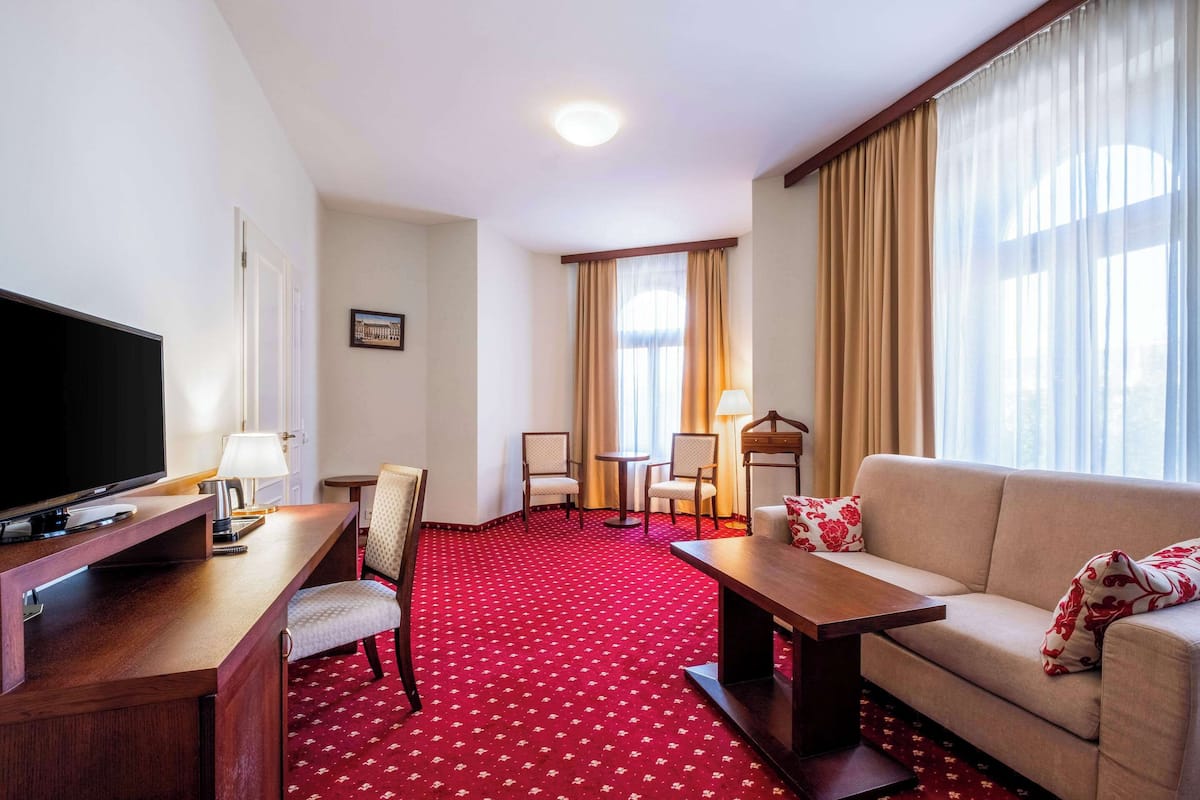 suite, 1 double bed, non smoking | hypo-allergenic bedding, in-room safe, desk, blackout curtains