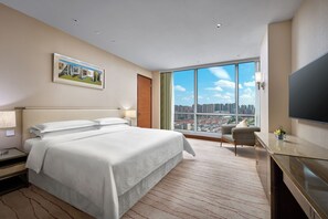 套房, 1 间卧室, 城市景观, 转角 | 高档床上用品、迷你吧、客房内保险箱、办公桌