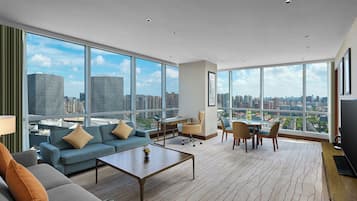 Suite, 1 Bedroom, City View, Corner | Ruang tamu | TV skrin rata, pemain DVD