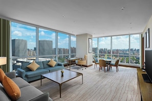 Suite - 1 soveværelse - byudsigt - hjørneværelse | Stue | Fladskærms-tv, dvd-afspiller