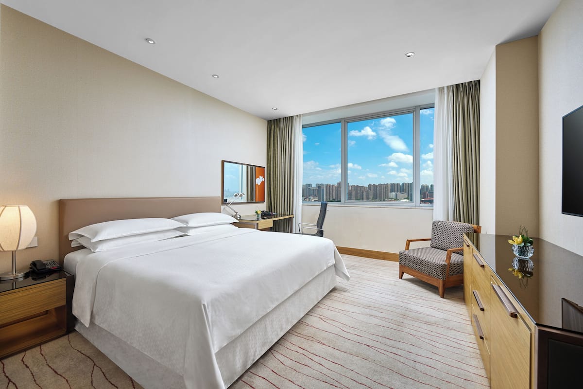 Room, 1 King Bed, Non Smoking | 1 bedroom, premium bedding, minibar, in-room safe