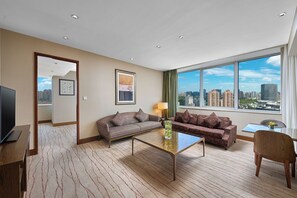 套房, 1 间卧室, 城市景观 | 高档床上用品、迷你吧、客房内保险箱、办公桌