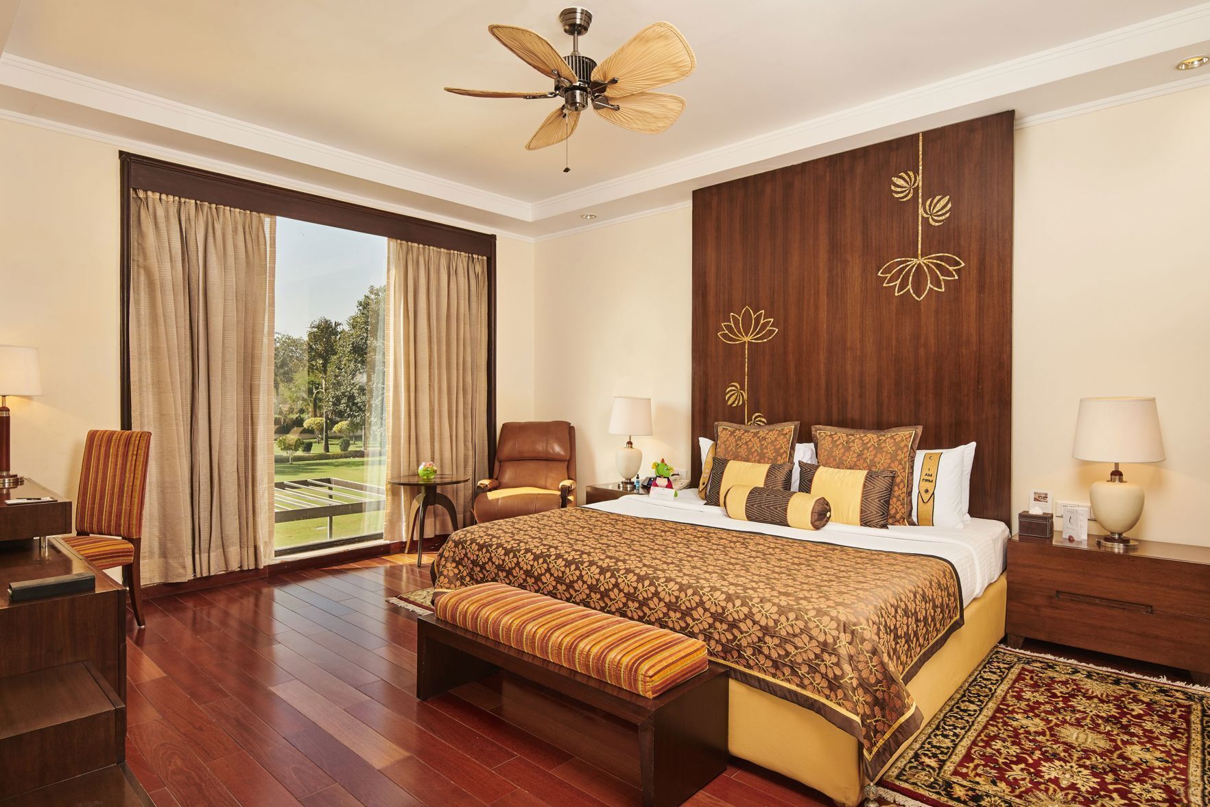 Minibar, värdeförvaringsskåp på rummet, unika möbler och skrivbord