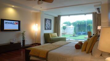 Een minibar, een kluis op de kamer, individueel gemeubileerd, een bureau