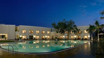 Kolam renang outdoor, dengan kursi berjemur