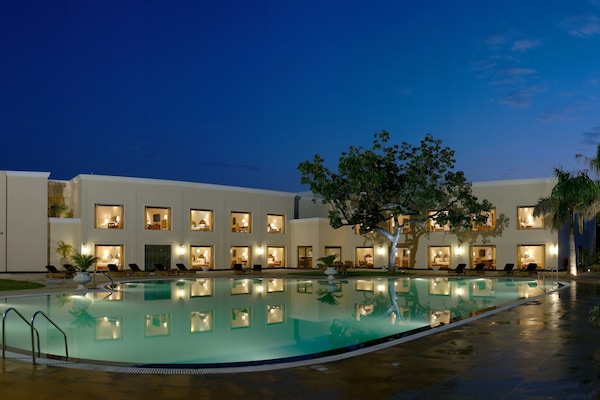 Una piscina al aire libre (de 06:00 a 19:00), tumbonas