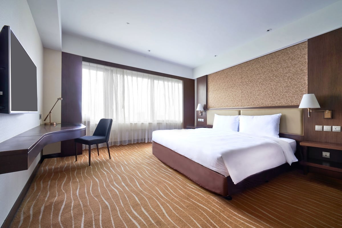 Standard room, 1 King Bed (2017 renovated) | Down duvets, in-room safe, desk, laptop workspace