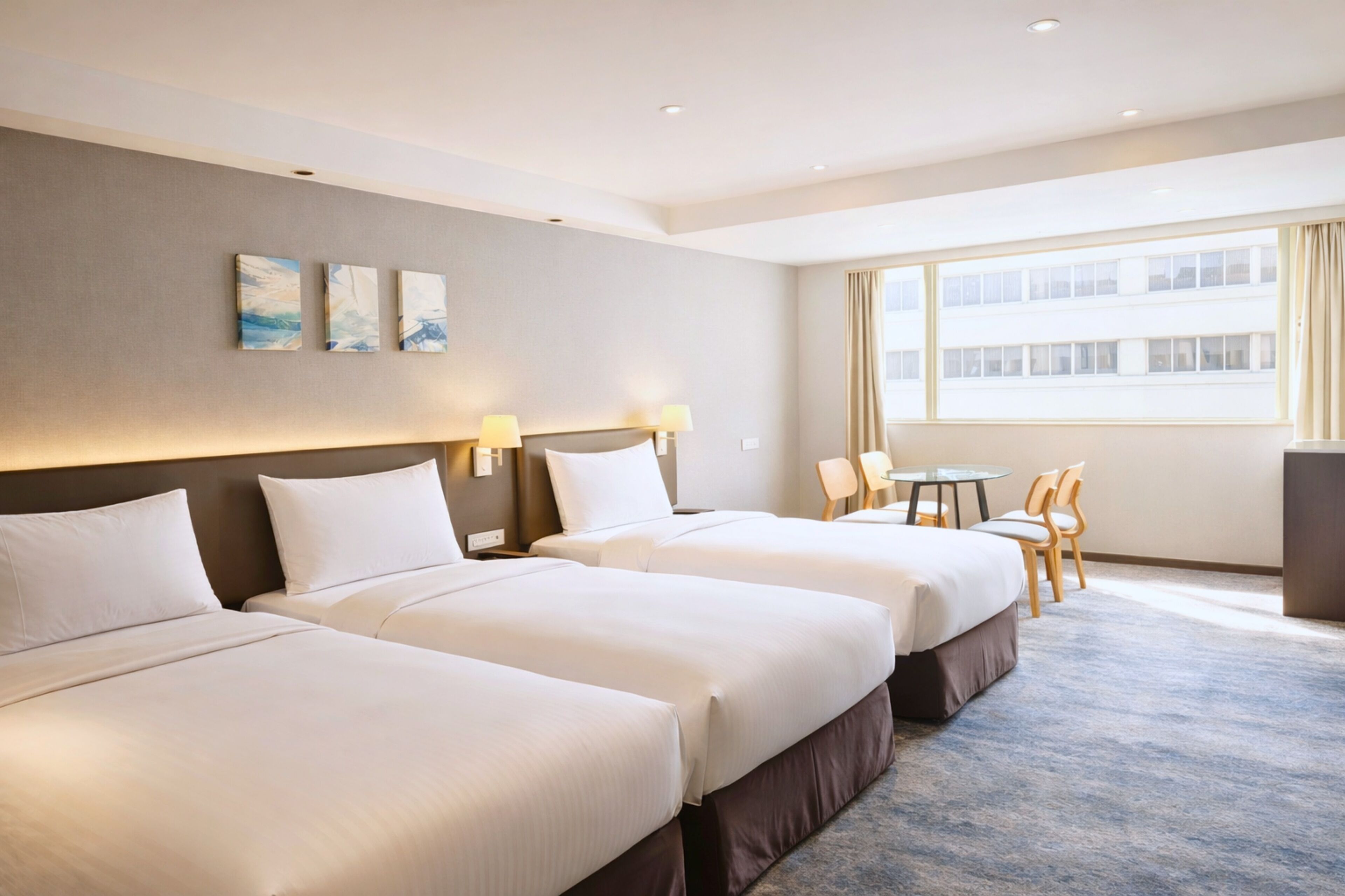 Exclusieve driepersoonskamer | Een kluis op de kamer, een bureau, een laptopwerkplek