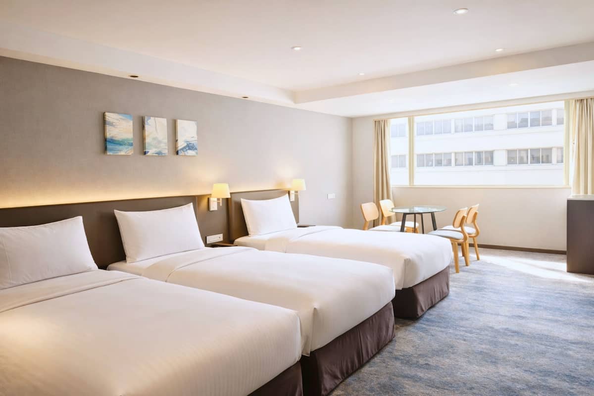 Exclusieve driepersoonskamer | Een kluis op de kamer, een bureau, een laptopwerkplek