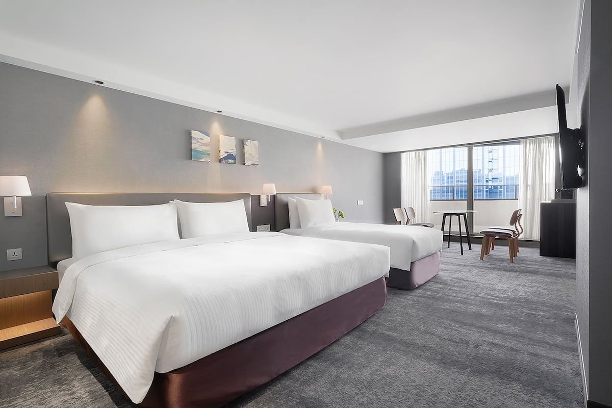 Quarto triplo exclusivo, sacada | Cofres nos quartos, escrivaninha, espaço de trabalho para notebook