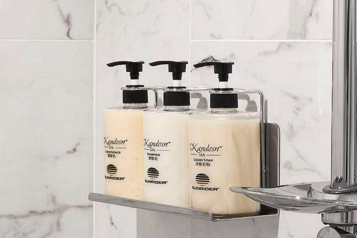 standard room, 1 king bed (2017 renovated) | bathroom | hair dryer, towels, shampoo, toilet paper