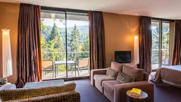 Luxury Suite | Living area | Flat-screen TV