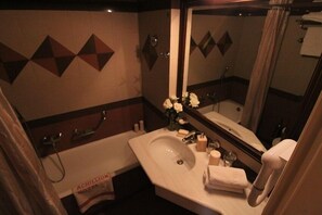 Free toiletries, hair dryer, towels - Achillion Hotel (Athens)