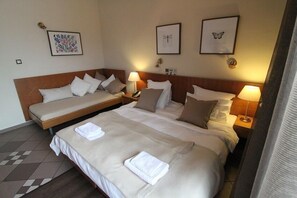 Egyptian cotton sheets, desk, blackout drapes, soundproofing - Achillion Hotel (Athens)