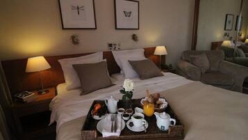 Egyptian cotton sheets, desk, blackout curtains, soundproofing