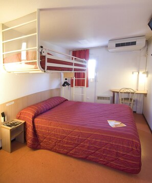 مكتب وستائر تعتيم ومكواة/لوح كي وواي فاي مجانًا