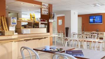 Tägliches Frühstücksbuffet (6.2 EUR pro Person)