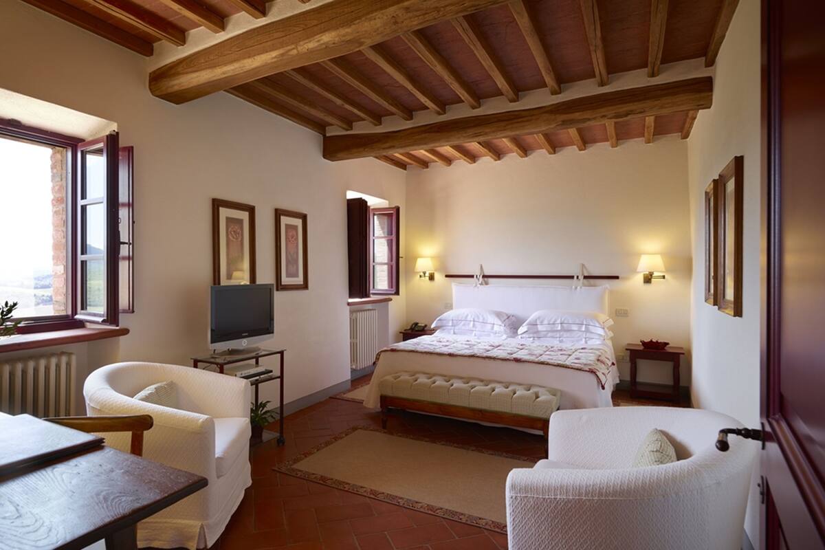 classic room | hypo-allergenic bedding, minibar, in-room safe, individually furnished