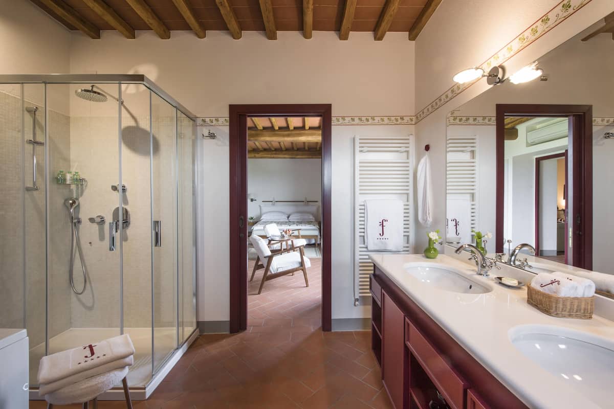 deluxe triple room | bathroom | combined shower/bathtub, deep-soaking bathtub, free toiletries