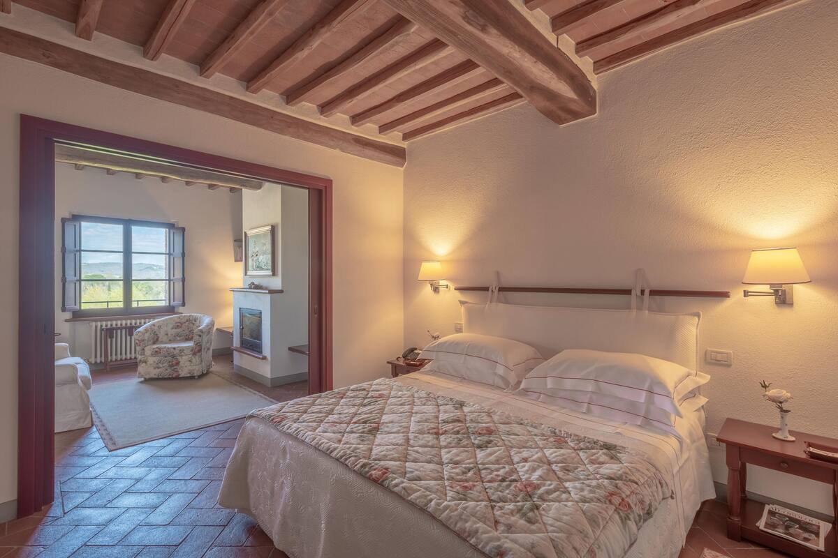 Ropa de cama hipoalergénica, minibar, caja fuerte y escritorio
