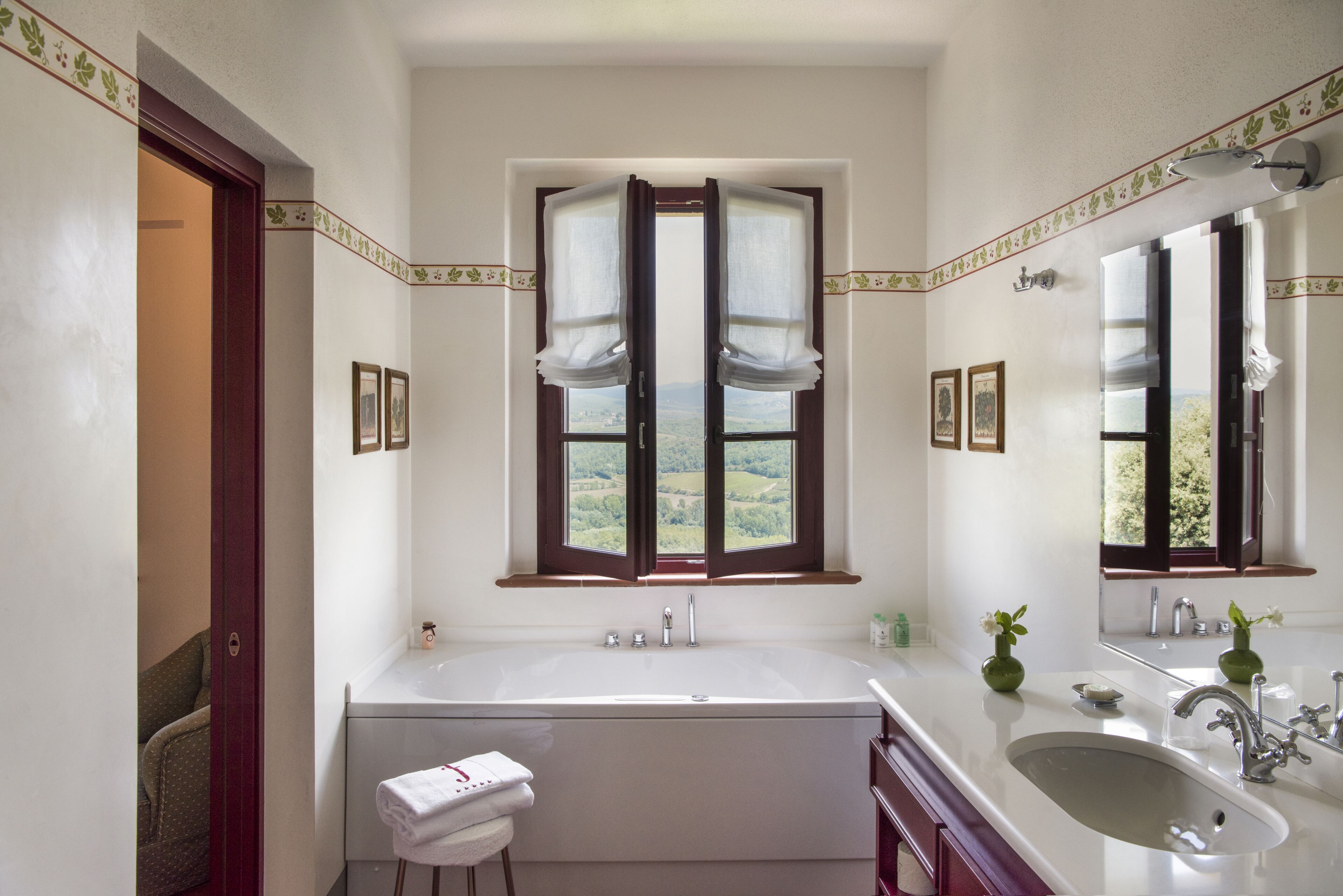 combined shower/bathtub, deep-soaking bathtub, free toiletries